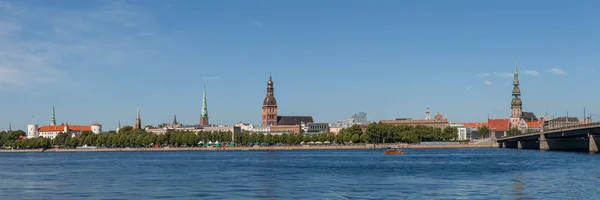 Gamla Riga sommar dag penoramic Visa med floden Daugava — Stockfoto