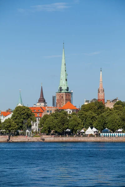 Sommar dag syn på kyrkorna i gamla stan i Riga med floden Daugava — Stockfoto