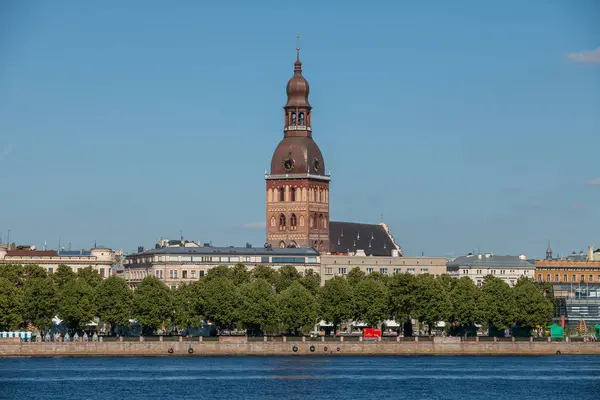 Gamla stan sommardag Visa med floden Daugava och Dome kyrkan — Stockfoto