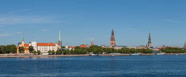 Oude binnenstad van Riga de skyline van de dag van de zomer met Westelijke Dvina — Stockfoto
