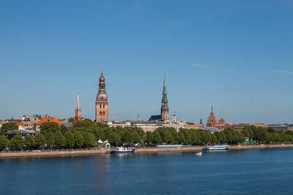 Gamla stan i Riga sommaren dag skyline med floden Daugava — Stockfoto