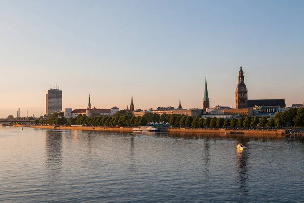 Gamla stan i Riga sommar solnedgång skyline med floden Daugava — Stockfoto