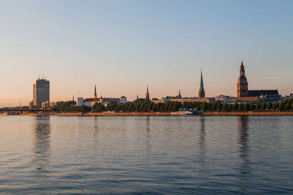 Gamla stan i Riga sommar solnedgång skyline med floden Daugava — Stockfoto