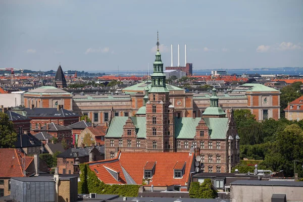 El paisaje urbano de Copenhague desde la Torre Redonda. Techos del centro de la ciudad y castillo de Rosenborg — Foto de Stock