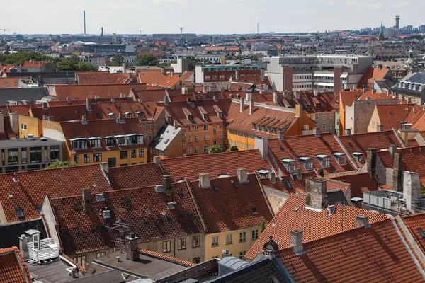 El paisaje urbano de Copenhague desde la Torre Redonda. Centro de la ciudad techos rojos — Foto de Stock