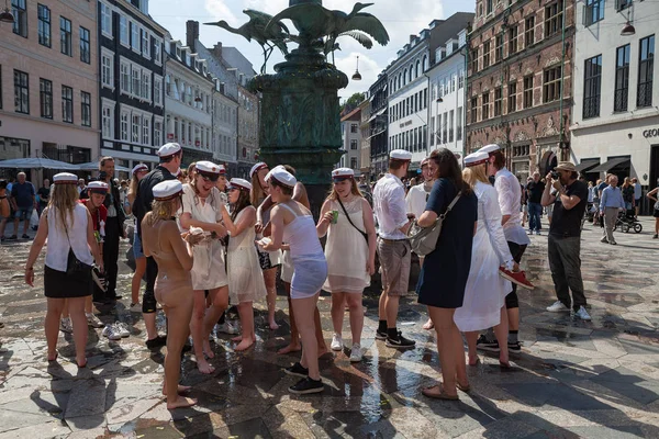 Kopenhag, Danimarka - 26 Haziran 2016: öğrenciler kutlamak yüzme ve fıskiyede dans onların lise mezuniyet