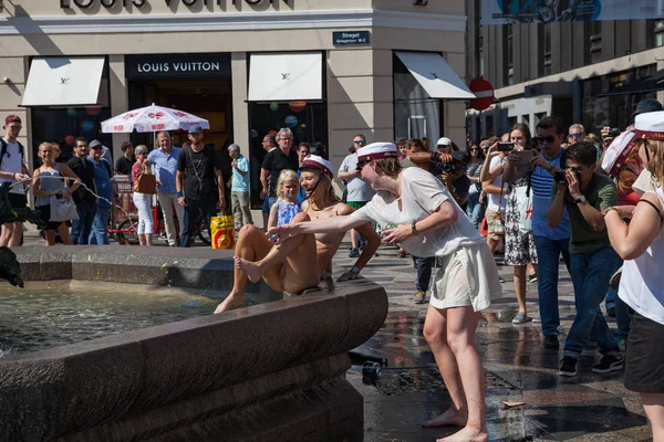 Kopenhag, Danimarka - 26 Haziran 2016: öğrenciler kutlamak yüzme ve fıskiyede dans onların lise mezuniyet