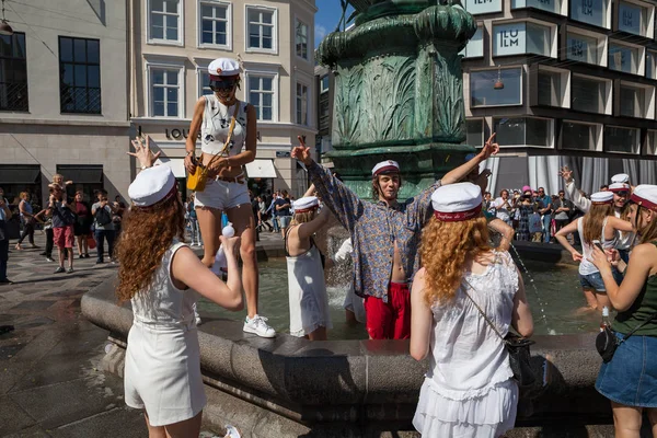 Kopenhag, Danimarka - 26 Haziran 2016: öğrenciler kutlamak yüzme ve fıskiyede dans onların lise mezuniyet