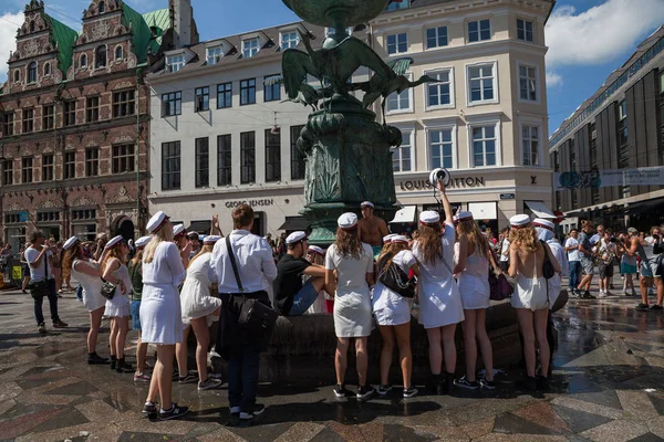 COPENHAGEN, DINAMARCA - 26 JUN 2016: Los estudiantes celebran su graduación de la escuela secundaria nadando y bailando en la fuente — Foto de Stock
