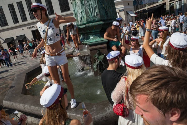 Kopenhag, Danimarka - 26 Haziran 2016: öğrenciler kutlamak yüzme ve fıskiyede dans onların lise mezuniyet