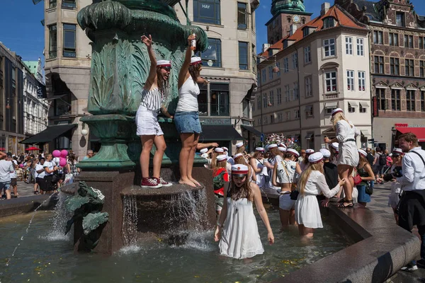 COPENHAGEN, DINAMARCA - 26 JUN 2016: Los estudiantes celebran su graduación de la escuela secundaria nadando y bailando en la fuente — Foto de Stock
