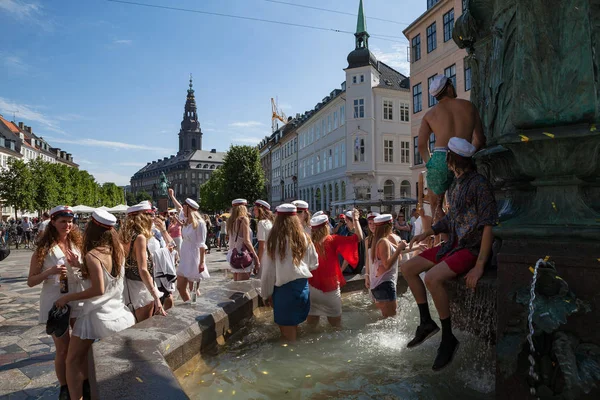 COPENHAGEN, DINAMARCA - 26 JUN 2016: Los estudiantes celebran su graduación de la escuela secundaria nadando y bailando en la fuente — Foto de Stock