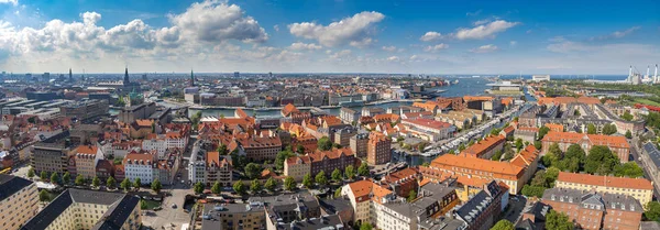 Breed panoramisch luchtfoto van Copenhagen rode daken en kanaal. — Stockfoto