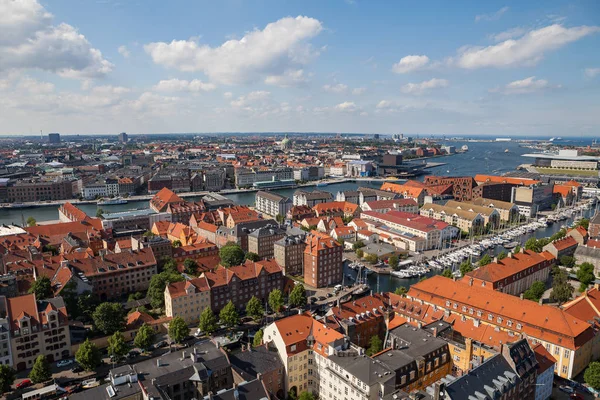 Luchtfoto van Copenhagen rode daken en kanaal. Christianshavn en centraal district — Stockfoto