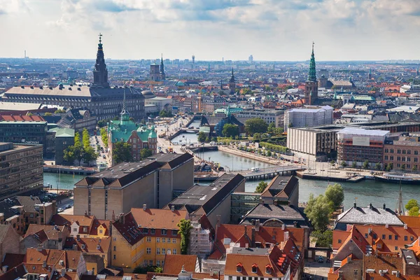 Luchtfoto van Copenhagen rode daken en kanaal. Kerken en paleizen van de Deense hoofdstad. — Stockfoto