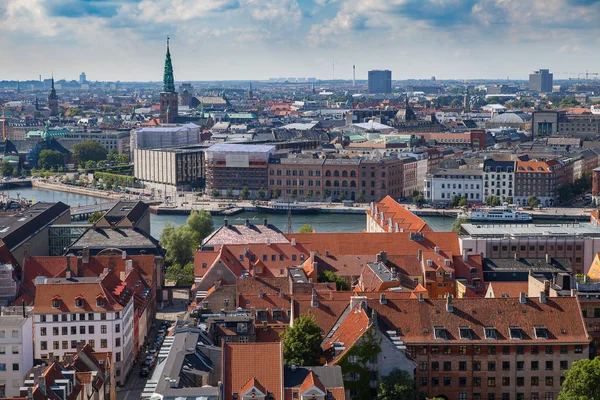 Vista aérea de los tejados rojos y el canal de Copenhague. Iglesias y palacios de la capital danesa . — Foto de Stock