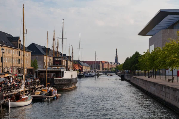 Люди отдыхают на набережной канала с лодками с видом на Оперный театр. Коппель, Дания . — стоковое фото