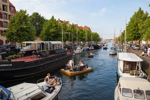 КОПЕНГАГЕН, ДЕНМАРК - 24 ИЮНЯ 2016: Люди отдыхают на лодках в канале — стоковое фото