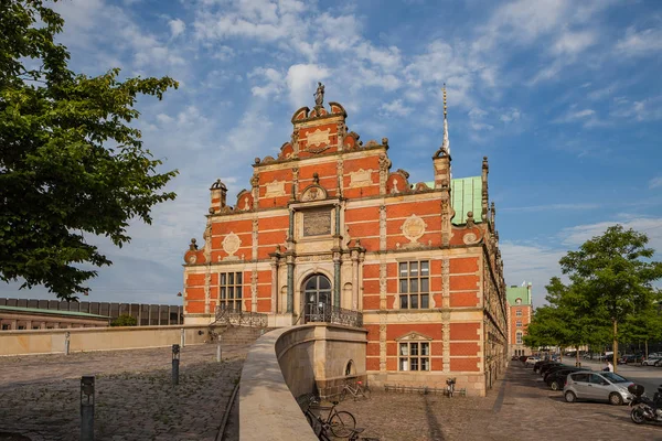 COPENHAGEN, DINAMARCA - 24 JUN 2016: Fachada del Borsen - Bolsa de valores en Slotsholmen — Foto de Stock