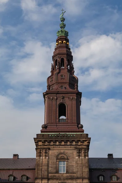 Turm des Schlosses Christiansborg beherbergt das dänische Parlament und die königlichen Ställe. — Stockfoto