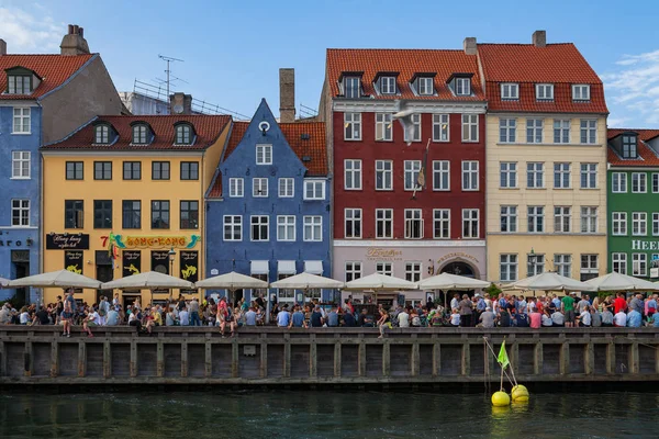 COPENAGEN, DANIMARCA - 26 GIUGNO 2016: Le persone si rilassano nel piccolo canale con case colorate e barche — Foto Stock