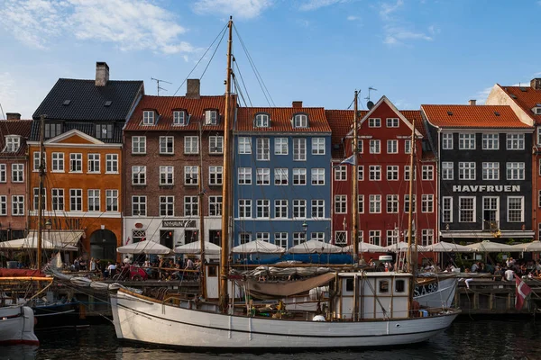 COPENAGEN, DANIMARCA - 26 GIUGNO 2016: Le persone si rilassano nel piccolo canale con case colorate e barche — Foto Stock