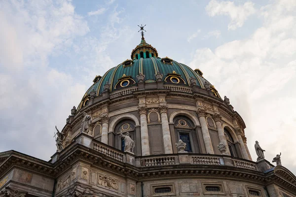 Die Kuppel der Frederichskirche, die im Volksmund wegen ihrer Rokokoarchitektur als Marmorkirche bekannt ist, ist eine evangelisch-lutherische Kirche. Kopenhagen, Dänemark. — Stockfoto