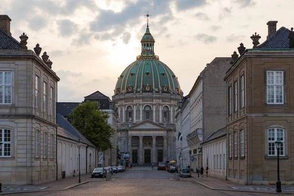 Kopenhagen, Dänemark - 24. Juni 2016: Straßenansicht der Frederik-Kirche, die im Volksmund wegen ihrer Rokokoarchitektur als Marmorkirche bekannt ist, ist eine evangelisch-lutherische Kirche — Stockfoto