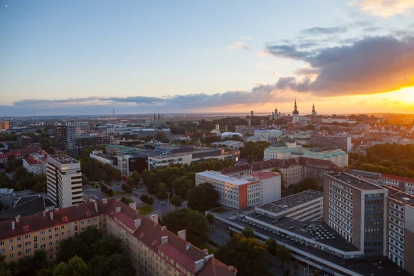 Barevný západ slunce nad věže starého města Tallinn, Estonsko — Stock fotografie