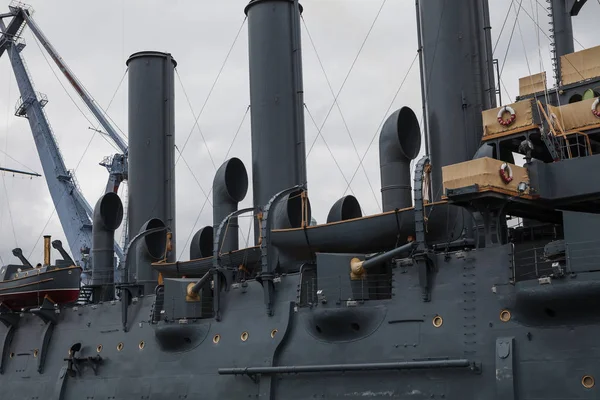 Saint Petersburg, Oroszország - 16 Jul 2016: történelmi cruiser Aurora, cső és a fedélzet, a Néva-folyó — Stock Fotó