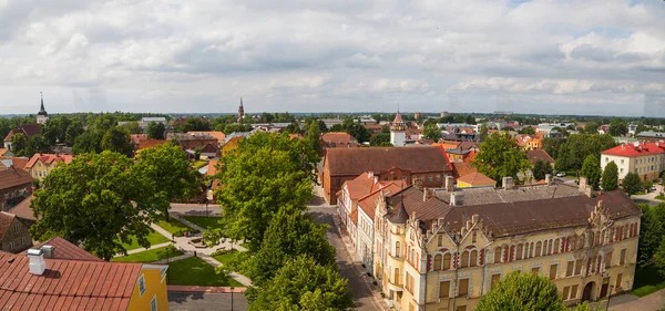 Viljandi şehir eski su kulesi panoramik manzara. Estonya, yaz
