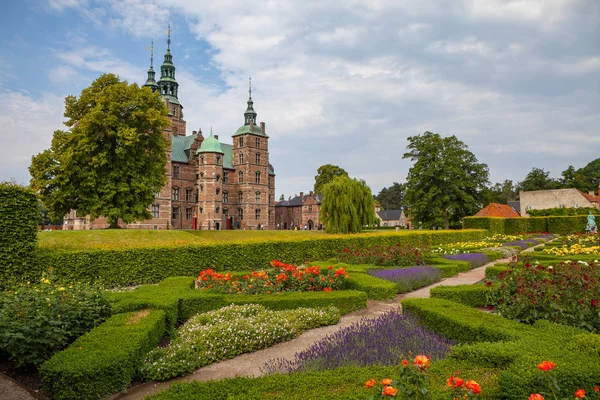 Rosenborg castle, Copenhagen. Güneşli yaz gün görünümü. Çiçek açan terraces adlı ön.