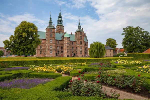 Castello di Rosenborg, Copenaghen. Vista soleggiata del giorno estivo. Terrazze fiorite in primo piano . — Foto Stock