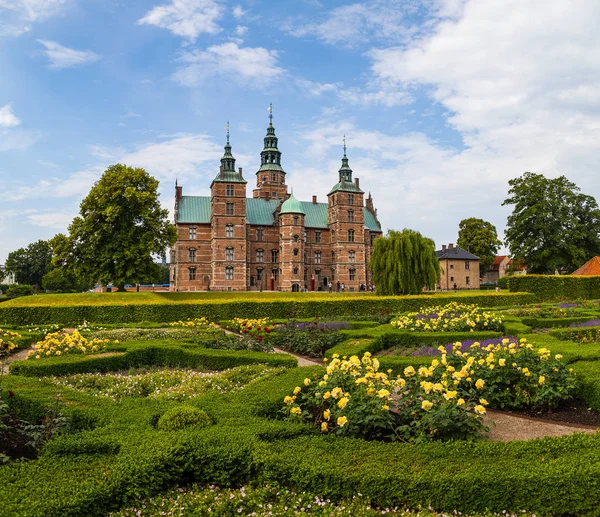 Rosenborg castle, Copenhagen. Napsütéses nyári nap nézetben. Virágzó teraszok előterében. — Stock Fotó