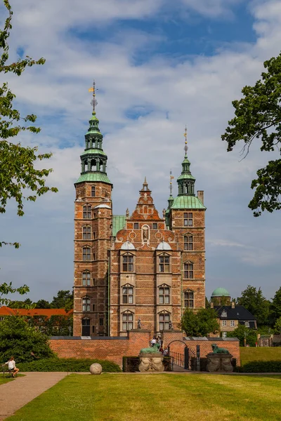 Rosenborg castle, Copenhagen. Güneşli yaz gün görünümü.