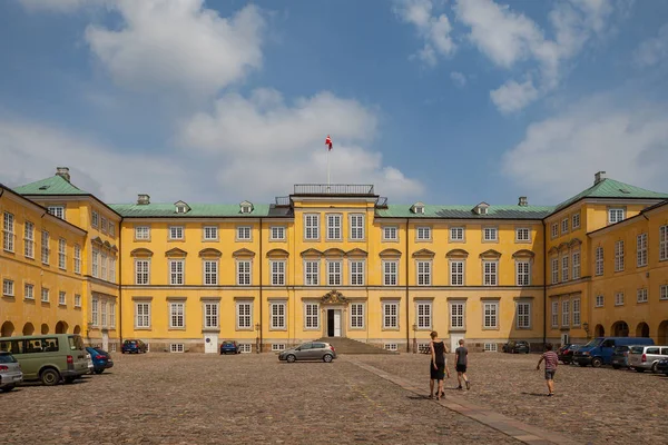 Kopenhag, Danimarka - 25 Haziran 2016: Frederiksberg saray cephe ve yürüyen insanlar