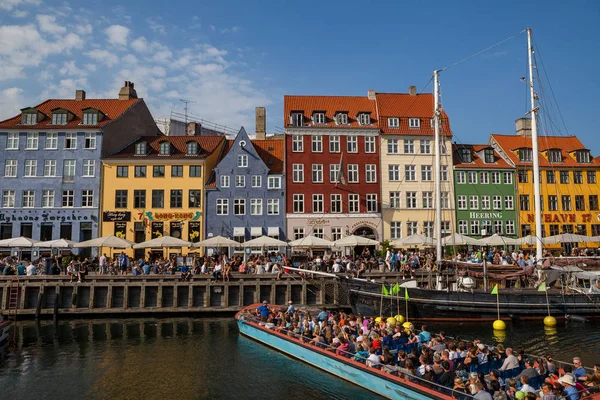 COPENAGEN, DANIMARCA - 25 GIUGNO 2016: Il canale di Nyhavn è pieno di persone nella giornata di sole — Foto Stock