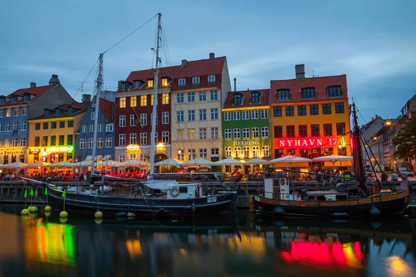 COPENHAGEN, DANIMARCA - 25 GIUGNO 2016: Fiaba Nyhavn canale all'ora blu, case illuminate e strada — Foto Stock