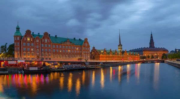Ночной панорамный вид на Кристиансборгский дворец и Слотсхольмен через канал в Копенгагене, Дания . — стоковое фото