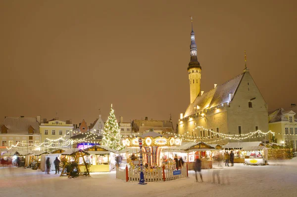 TALLINN, ESTONIA - 07 ENE 2017: Mercado de Navidad en la plaza del Ayuntamiento, la gente está disfrutando de las vacaciones . Imágenes de stock libres de derechos