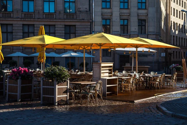 Café callejero en la plaza del casco antiguo (Riga, Letonia ) Imagen de stock