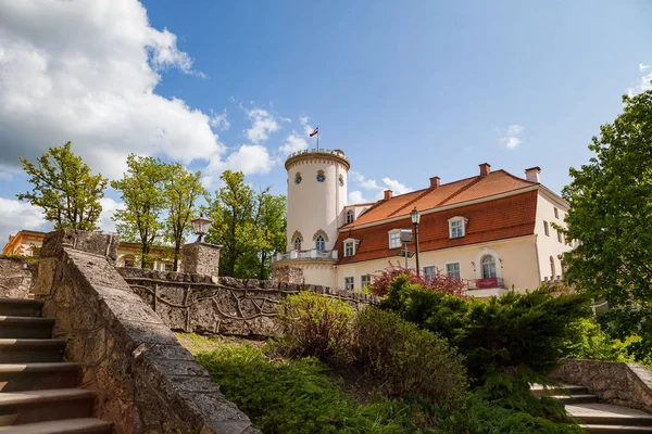 Cesis New Castle y viejas escaleras en el parque. Letonia nacional sightseeng . Fotos de stock libres de derechos