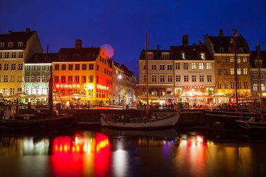 Kopenhag, Danimarka - 25 Haziran 2016: peri masalı Nyhavn kanal mavi saat, ışıklı ev ve sokak
