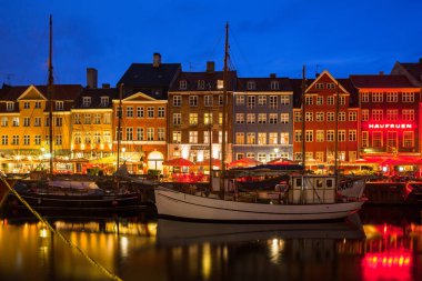 Kopenhag, Danimarka - 25 Haziran 2016: peri masalı Nyhavn kanal mavi saat, ışıklı ev ve sokak