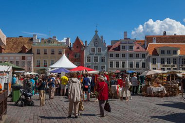 Tallinn, Estonya - 15 Haziran 2016: Estonyalılar festivaller ve Fuarlar Town Hall Meydanı'nda tutabilme gelenekleri korumak.