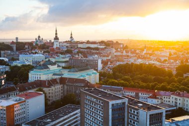 Tallinn, Estonya eski şehrin kuleleri üzerinde renkli günbatımı