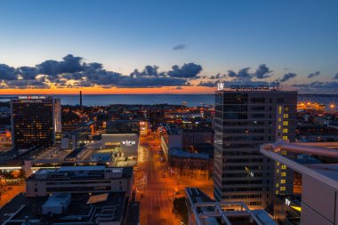 Tallinn, Estonya - 29 Temmuz 2016: Modern iş binalar, oturma blokları ve alışveriş merkezleri gün batımında