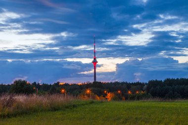 Tallinn Tv Kulesi yaz akşam günbatımında.