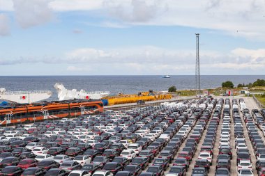 Paldiski, Estonya, Ağustos, 10, 2016: Baltık ülkeleri için gelen birçok yeni araçların