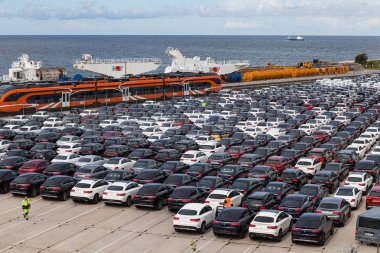 Paldiski, Estonya, Ağustos, 10, 2016: Baltık ülkeleri için gelen birçok yeni araçların